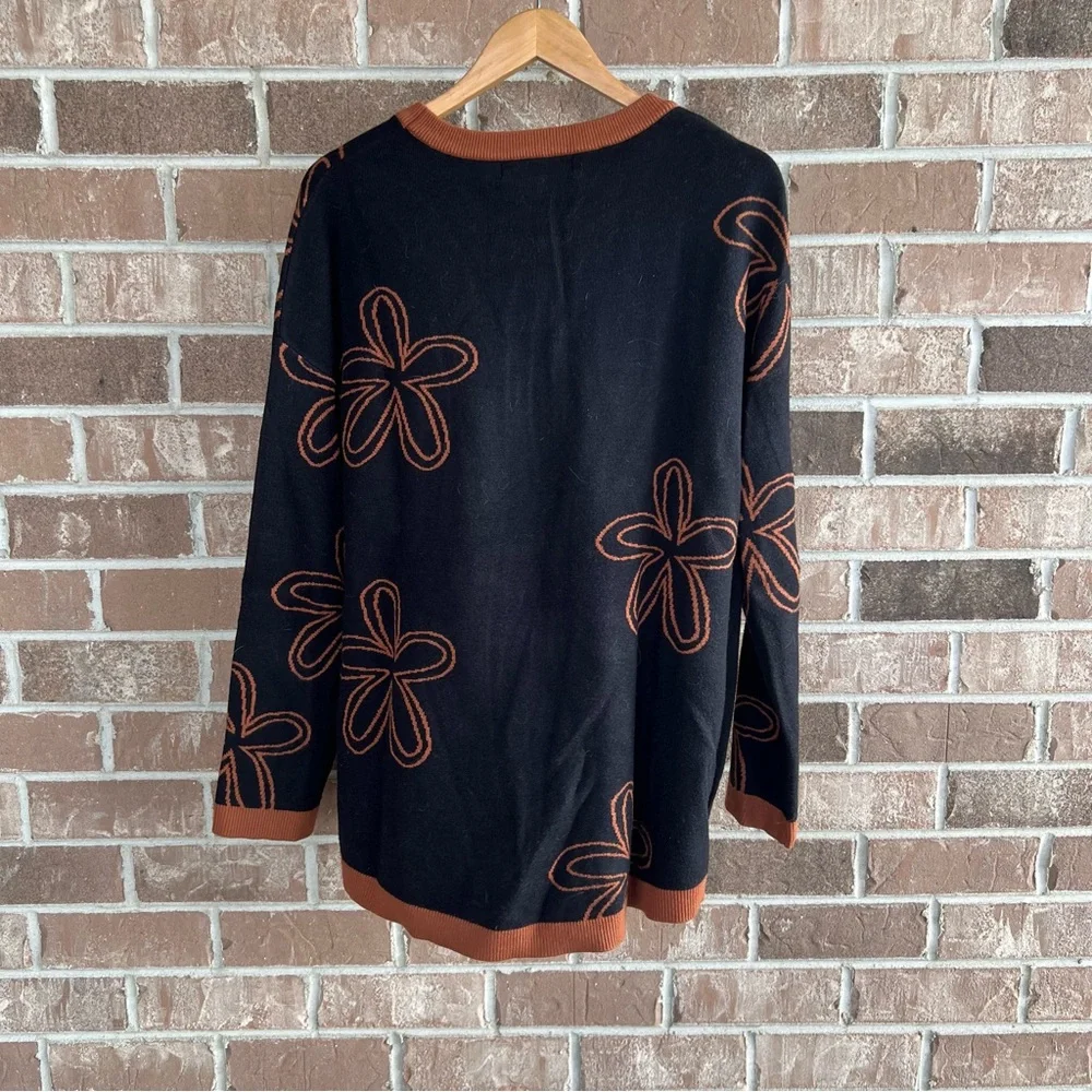 Floral black & orange sweater // large - Picture 3 of 4
